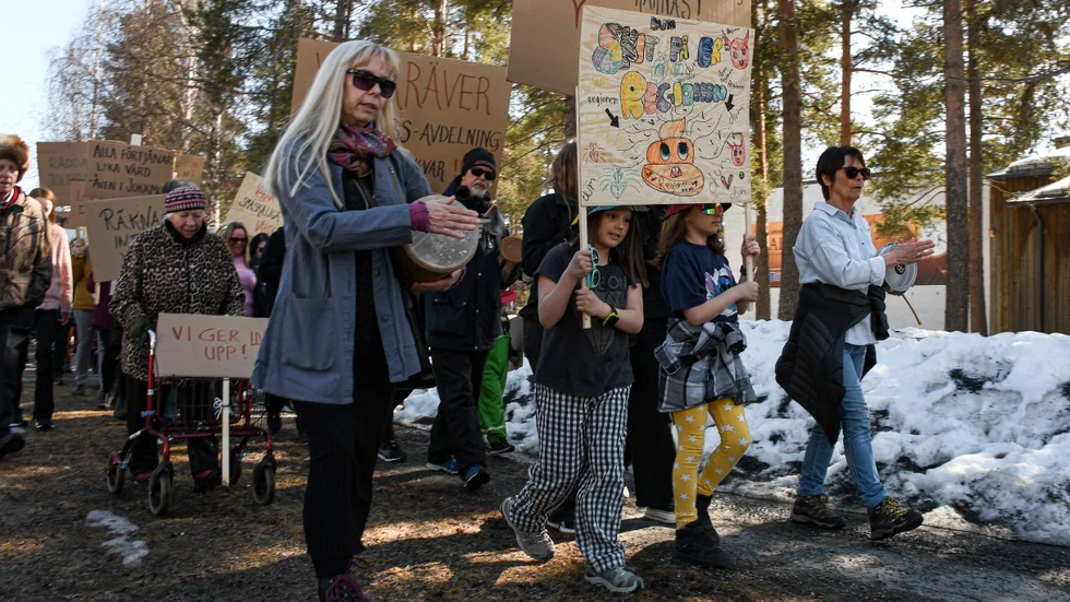 Demonstrationer har hållits i Jokkmokk mot de planerade nedskärningarna i vården. Nu planeras en ny demonstration skriver insändarskribenten.