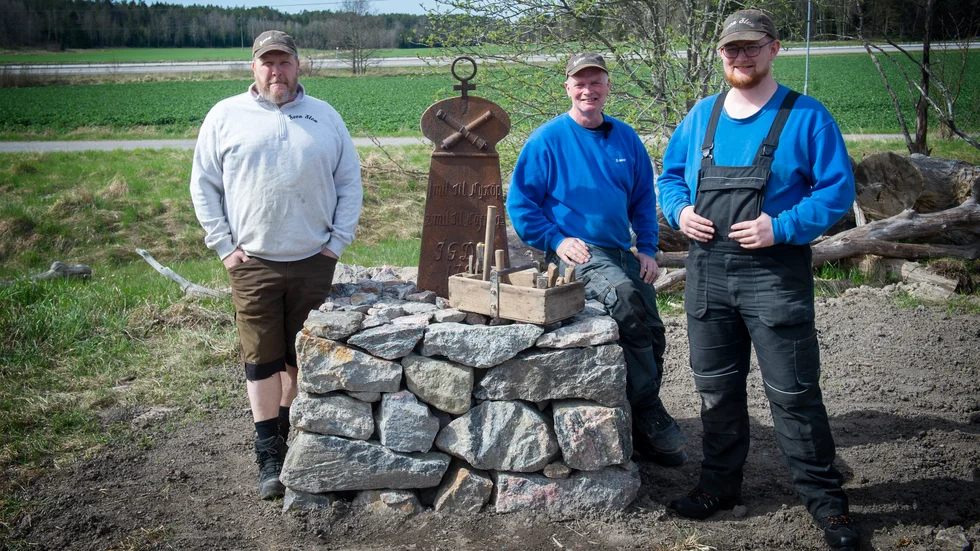 
Kenneth Mobeck, Thomas Håkansson och Philip Håkansson, mästare i stenhuggning, har sett till att den gamla milstenen vid Stjärnholm åter står på sin plats.