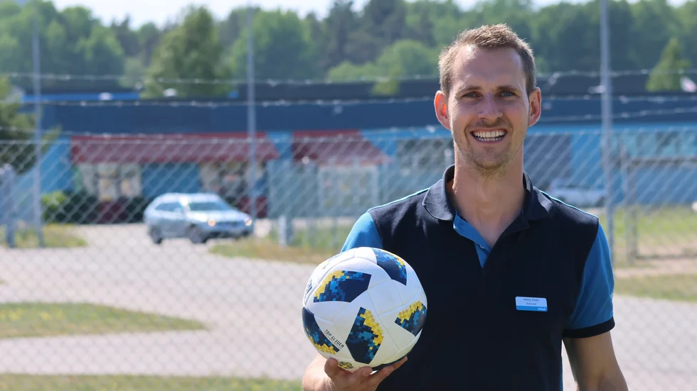 Anton Holm är laddad för att återuppta fotbollskarriären. Dessutom debuterar han som maratonlöpare i helgen. 