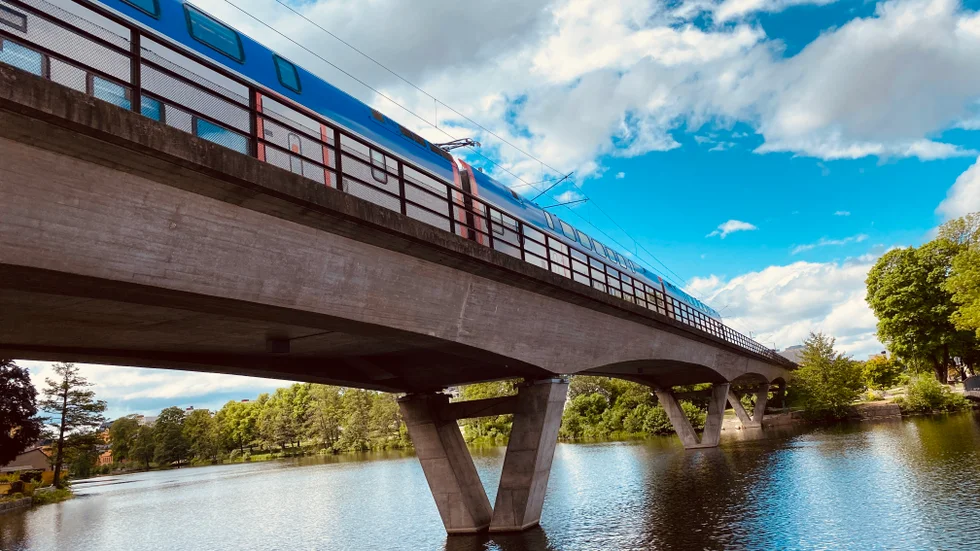 Skribenten vill se höjd flygskatt och en satsning på järnvägen.