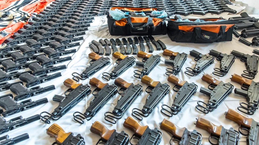 Bild efter tillslaget vid den illegala vapenfabriken i Österrike i juni 2023. Ett mc-gäng med koppling till högerextremism och organiserad brottslighet låg bakom vapentillverkningen.