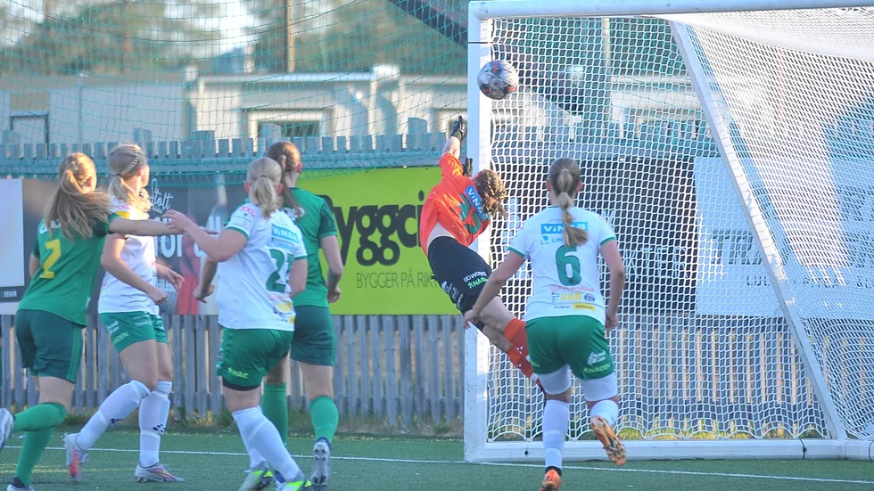 Baik-målvakten Caroline Blom hade minst sagt en svettig afton när seriesuveränen Team TG var på besök.