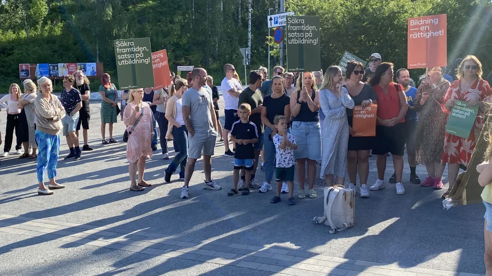 Kommunal och Sveriges lärare i Flen manifesterar mot neddragningarna inom skolan och förskolan i Flen.