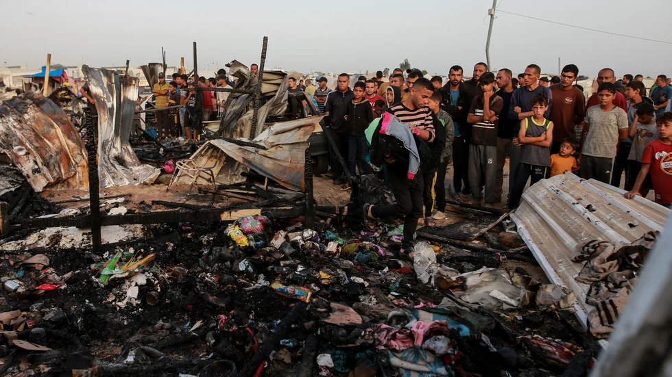 Palestinier begrundar förödelsen efter Israels anfall vid tältlägret.