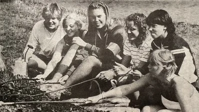 Vad vore en friluftsdag utan korvgrillning? Här sex en sextett från Strömbackaskolan fr. v. Ann Bergman, Anna Edholm, Maria Åhlund, Ann-Kristin Olofsson, Eva Lindberg och Helena Engdahl.