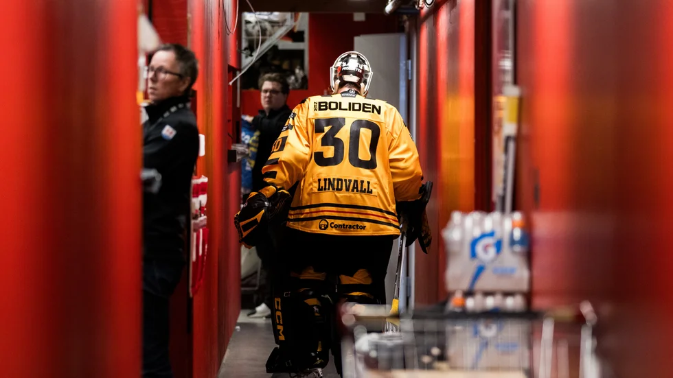 Gustaf Lindvall lämnade isen med fem minuter kvar av den tredje perioden.