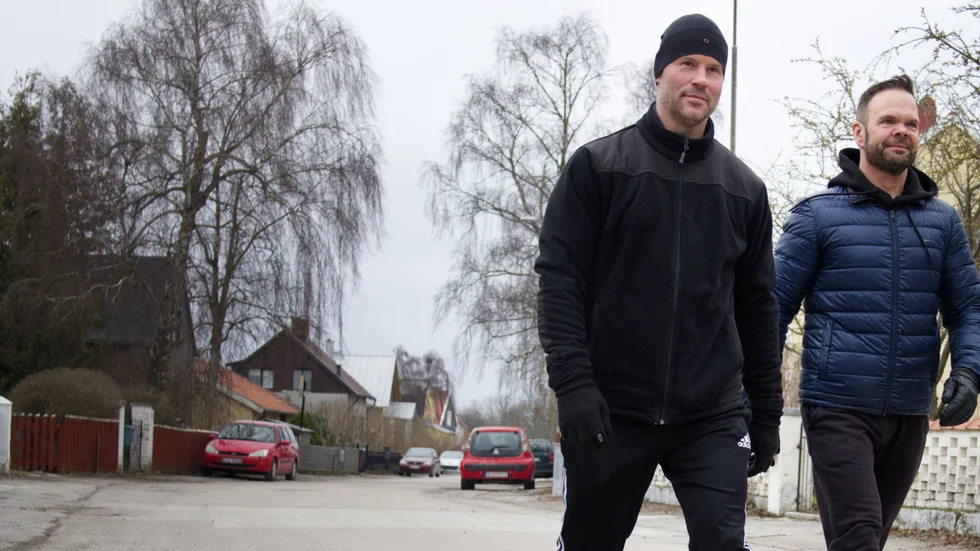 Efter en snabb lunchpaus och 30 000 steg kvar är vännerna Anders Skoghage och Peter Johansson på språng igen. 