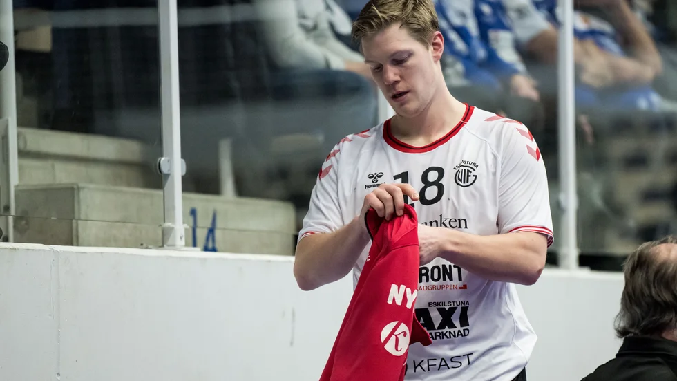Melker Norrman fick ett slag mot huvudet i fredags och nu är det oklart när han kan spela handboll igen.