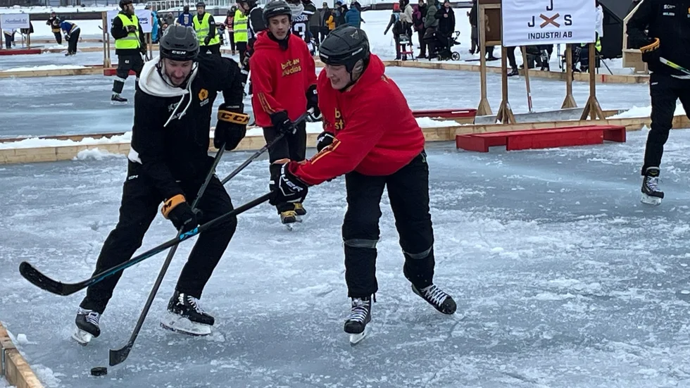 En före detta NHL-stjärna i aktion. I helgen dök Melker Karlsson upp i Arctic Pond hockey games som spelades i Luleås norra hamn.   