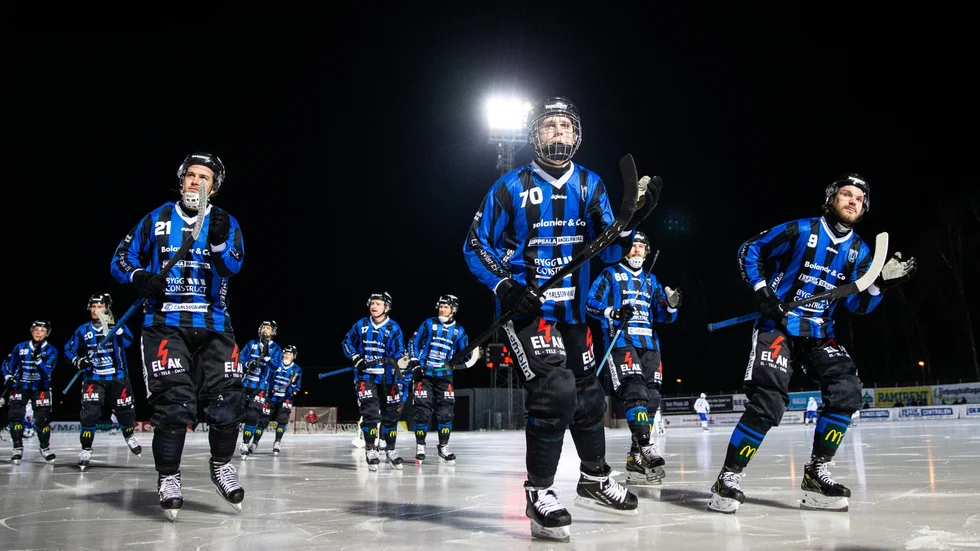 Colin Dahlberg (med galler) hyllar hemmapubliken på Studenternas efter den sista matchen i kvartsfinalserien mot Villa i fjol.