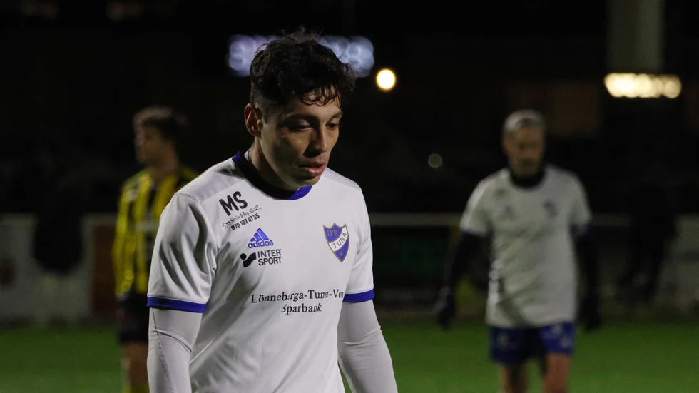 Diego Urrutia gjorde mål och blev utvisad när Tuna vann premiären mot Ariel.