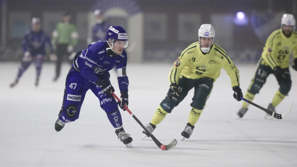 Anders Persson, IFK Motalas mittfältare, på väg framåt i matchen mot Ljusdals BK.