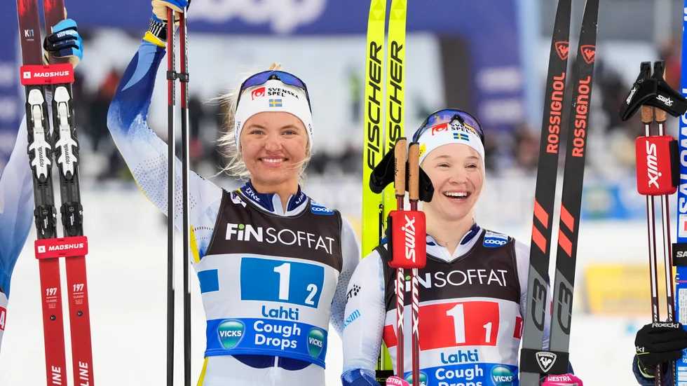 Sveriges förstalag med Linn Svahn och Jonna Sundling vann sprintstafetten i Lahtis överlägset.