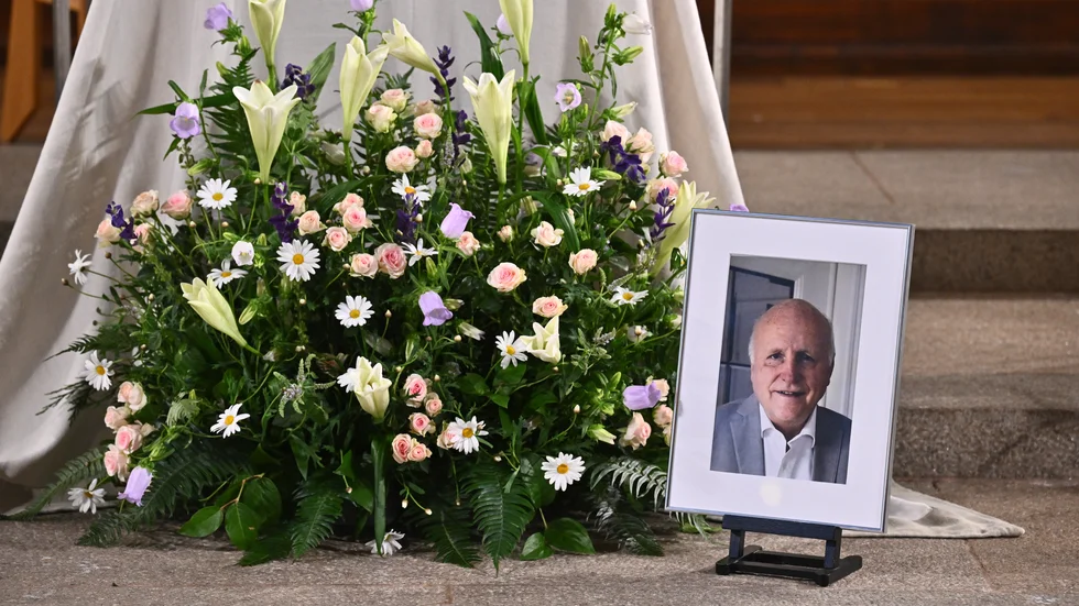 Kista och blommor före Arne Hegerfors begravning i Engelbrektskyrkan.