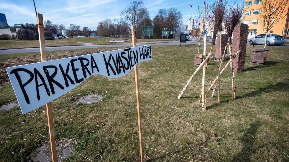 Runt om i stan har kommunen påskpyntat, här i rondellen vid NA Svensson kan du parkera din kvast.