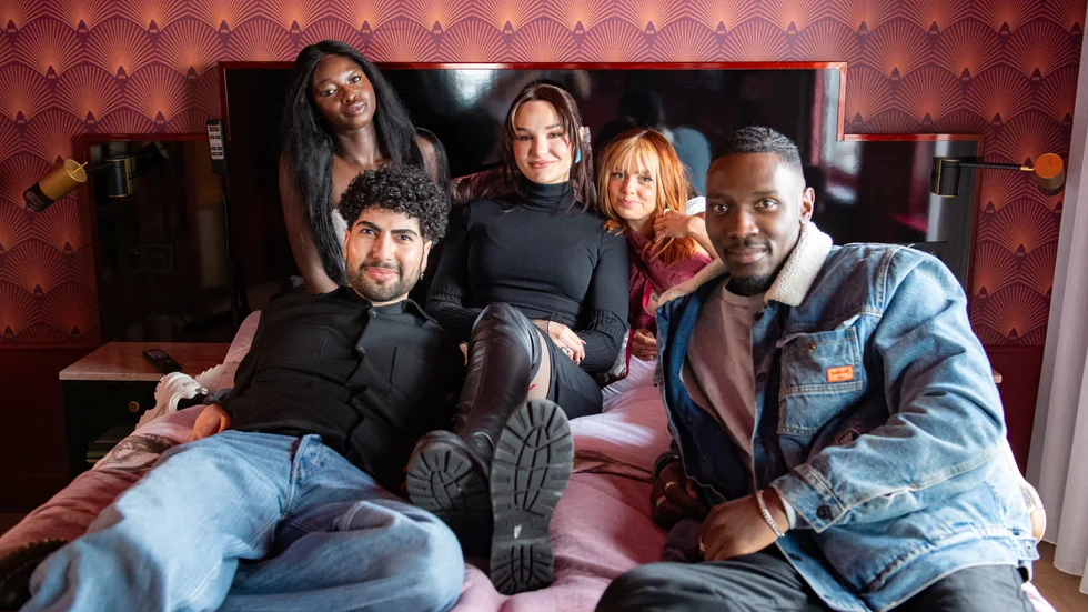 "Paradise"-deltagarna Ram Alshibli, Fatou Sillah, Josefine Horst och Chanslin "Charlie" Mulumba samt programledaren Tone Sekelius.