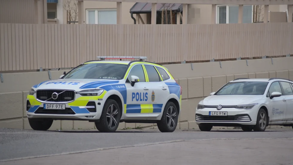 Polisen befann sig vid den aktuella adressen i flera timmar under fredagen.