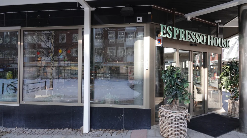 Espresso House säger upp hyreskontraktet på sin kafélokal i centrala Piteå. Företaget vill ha billigare hyra och hotar med att flytta om man inte kommer överens med Skoogs fastigheter.