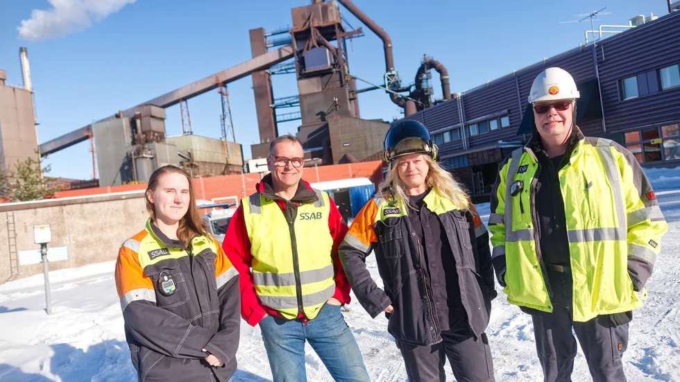 Ronja Viksten, Robert Johansson, Anna Marcusson och Erland Engberg framför landmärket som är Masugn Tre. Om cirka fem år ska den släckas då framtidens stålverk startas upp.