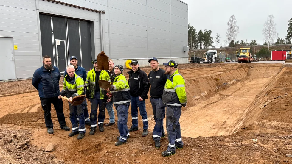 Stefan Stolth och Erik Stefansson fick äran att ta de första symboliska spadtagen för utbyggnaden av Be-Ge Lastbilars verkstad i Hultsfred.