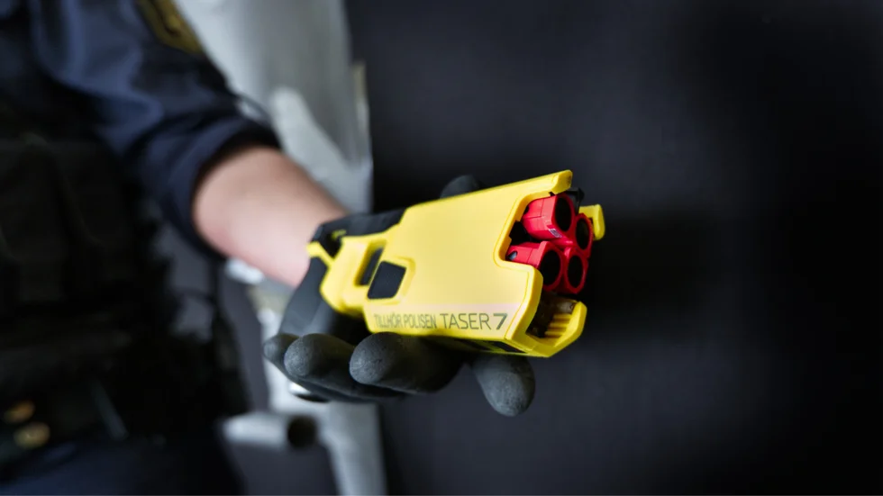 I områden där man börjat använda elchockvapnet har incidenter med våld minskat, vilket är ett av huvudsyftena med elchockvapnet, enligt ett pressmeddelande från Polismyndigheten i mars i år.