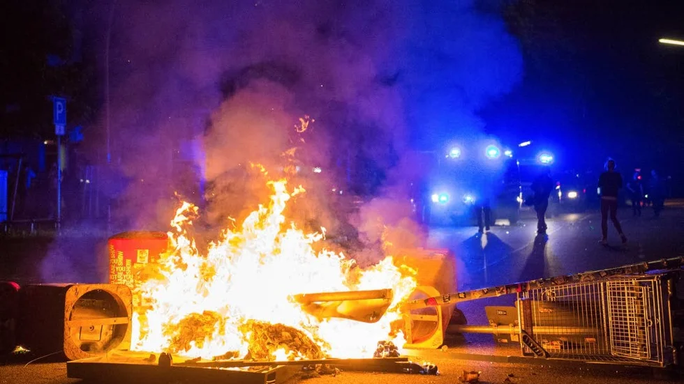 Bilbränder. Som vanligt roar sig den autonoma vänstern med att elda bilar.