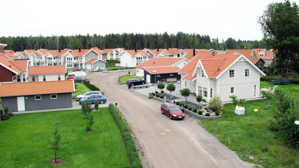 När Ekängen byggdes ut och förvandlades till ett område med permanenthus gjordes gatorna med grusunderlag. Nu kan det bli ändring på det.