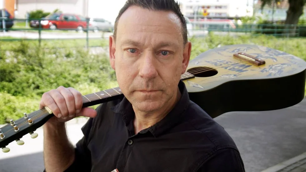 På gång. Mjölbybon Per-Arne Olsson med gitarr och nyutgiven diktsamling.
