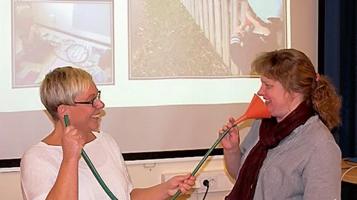 Vattenslang och tratt var några av "instrumenten" när förskolelärarna  Jeanette Kindhag, t.v och Camilla Johansson utbildade sina  pedagog-kollegor i ljud på Vimmerby Lärcenter.  Foto: Mikael Kindman.