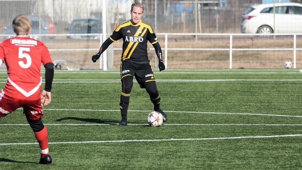 Tråkiga besked för Vimmerby IF:s försvarare Ola Lindblom. Den skada han ådrog sig i lördags misstänks vara en spricka i ett revben.
