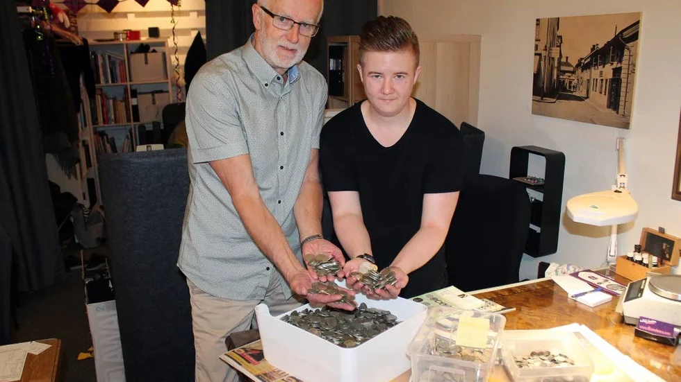 Lådvis med mynt som innehåller silver. Kent och Aiden Thörnström visar vad som kommer in till butiken på Storgatan.