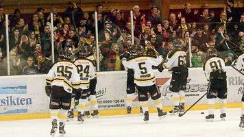 VH-fansen tar emot laget efter 2-1-vinsten mot Västervik som innebär att VH vunnit säsongens samtliga tre derbyn mellan lagen. Dessutom gick VH upp i serieledning.