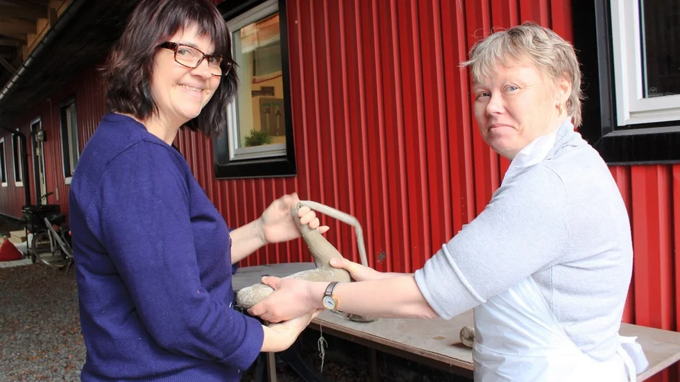 Annica Lönn och Caroline Gustafsson i betongverkstaden. Här tillverkas bland annat fåglar, som man gjuter i nylonstrumpor. ”Jag har ett jätteroligt jobb”, säger Caroline.