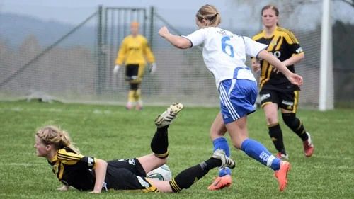 Alicia Strand gjorde Vimmerbys första mål för säsongen, men laget föll ändå tungt hemma mot Värnamo med 2-1. Foto: Magnus Strömsten