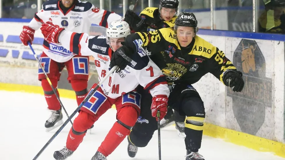 Vimmerbys Oscar Gustavsson i en hård kamp med en Grumsspelare. Nu möts lagen igen i kväll.