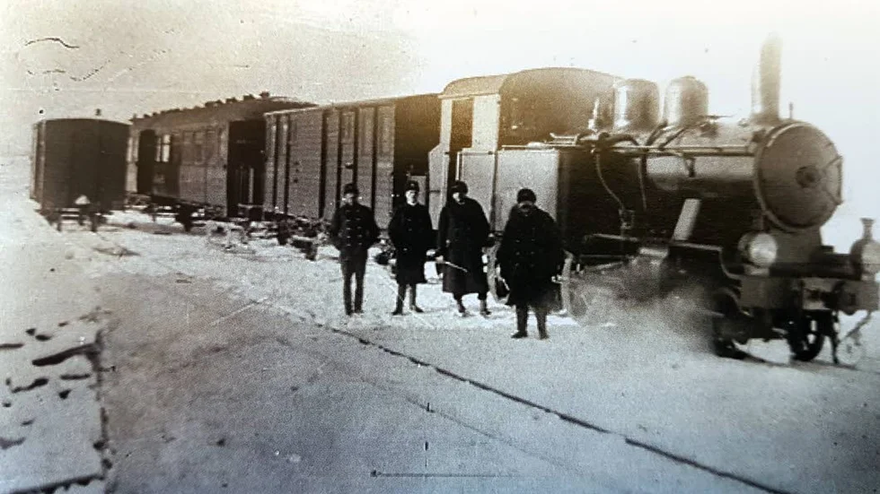 Så här såg ett persontåg ut vid Väderstad 1915.