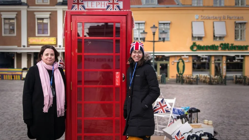 Jenny Lidström, till vänster, och Fiona Satterly från brittiska ambassaden i Stockholm bjöd in till samtal vid den röda telefonkiosken som placerats på Stora torget i Linköping.