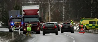 Lastbil och personbil kolliderade