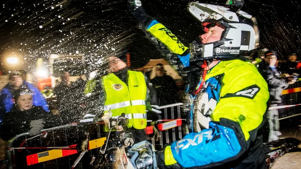Bilder från tidig söndagsnatt när Albin Elowson vunnit sin andra raka kåsa.