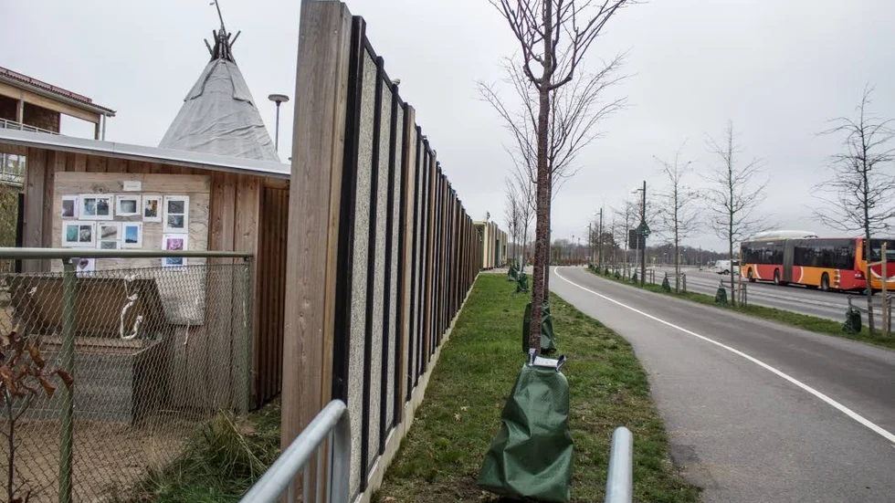 Bullerplanket anses inte så vackert och står på fel mark, men det uppfyller miljökontorets krav.