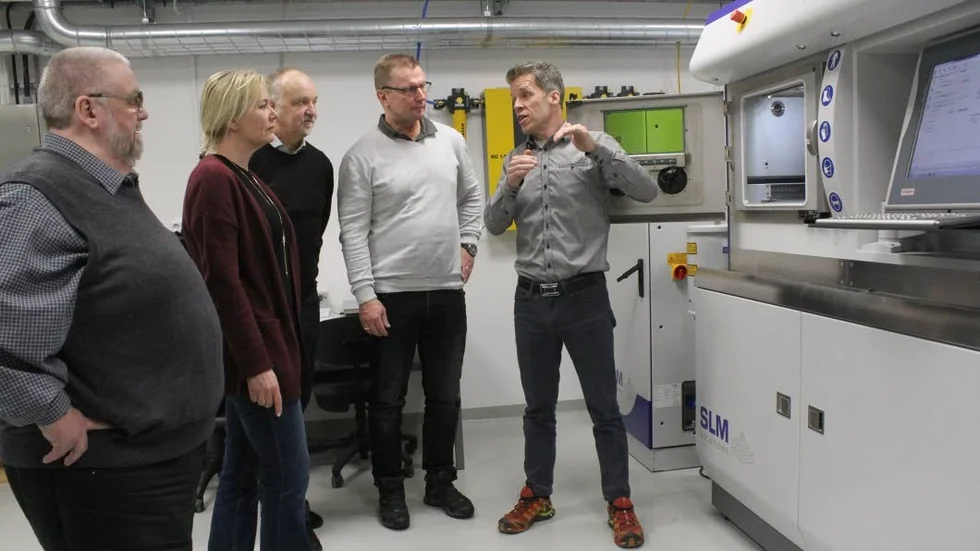 I hjärtat av verksamheten. Kenneth Björklund, Camilla Wedin, Pär Kågefors och Marcus Kvarnberg får en genomgång av Joakim Svensson, hur SLM-maskinen fungerar.