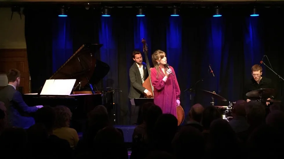Amanda Ginsburg är 28 år och albumdebuterade 2018 med "Jag har funderat på en sak". På onsdagskvällen uppträdde hon på Crescendo i Norrköping.