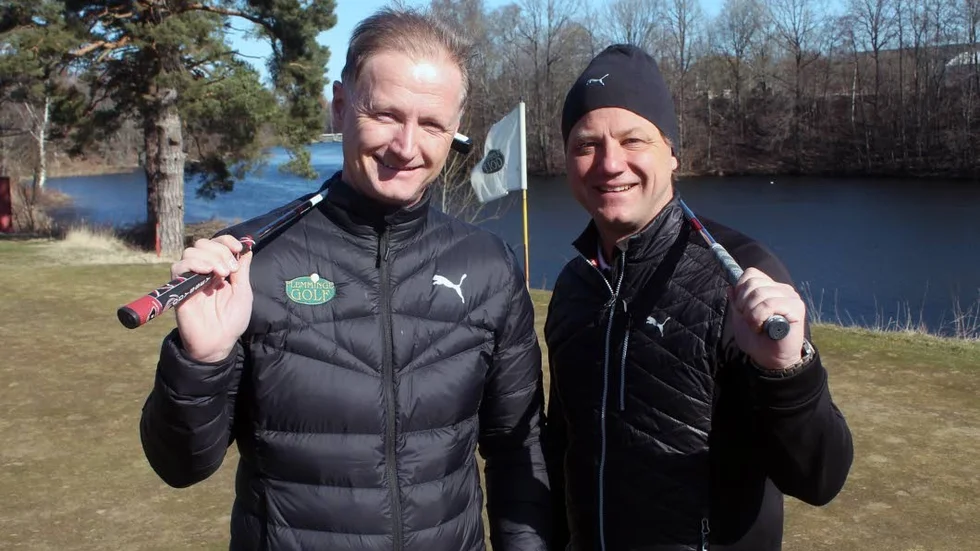 Fredrik Carlsson och Magnus Carlsson, Mjölbybröderna, har drivit niohålsbanan Flemminge golf i Boxholm i över tio år. Idrottsresans avsnitt 19 handlar om banan intill Svartån.
