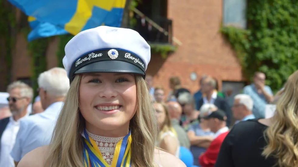 TuvaLisa Berglund som gått samhällsprogrammet fick skolans bästa betyg. Framtiden? Hon har jobb efter skolan, men har sökt till universitetet. "Jag har sökt till psykolog, kriminolog eller ämneslärare i psykologi. Vi får se vad det blir".
