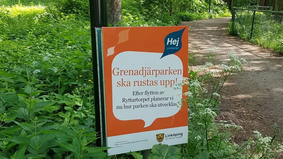 Grenadjärparken ska rustas upp, utlovar en skylt.
