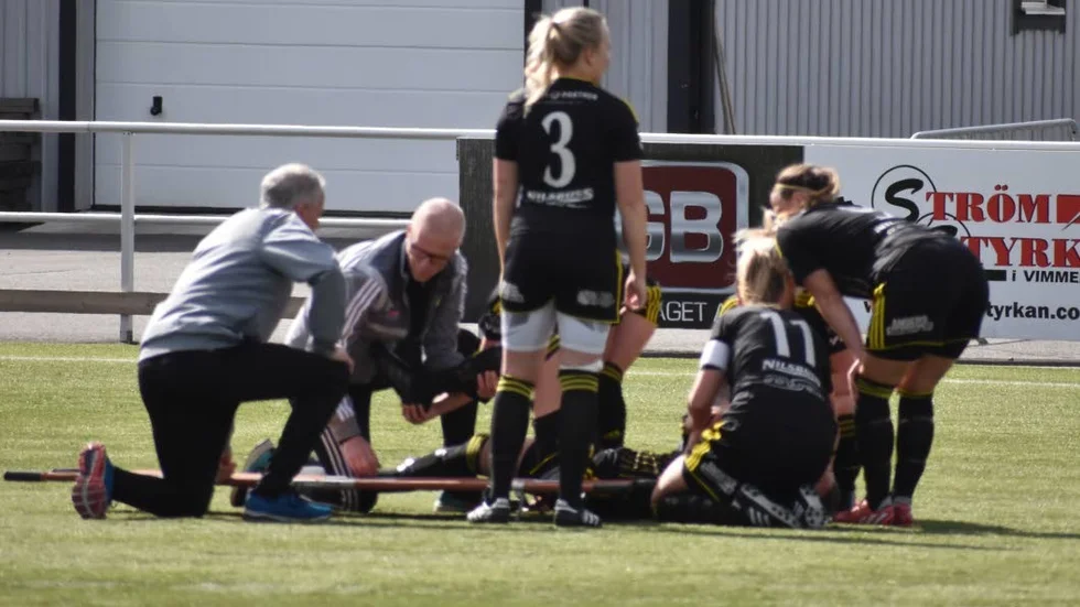 Nathalie Johansson tvingades lämna planen på bår.