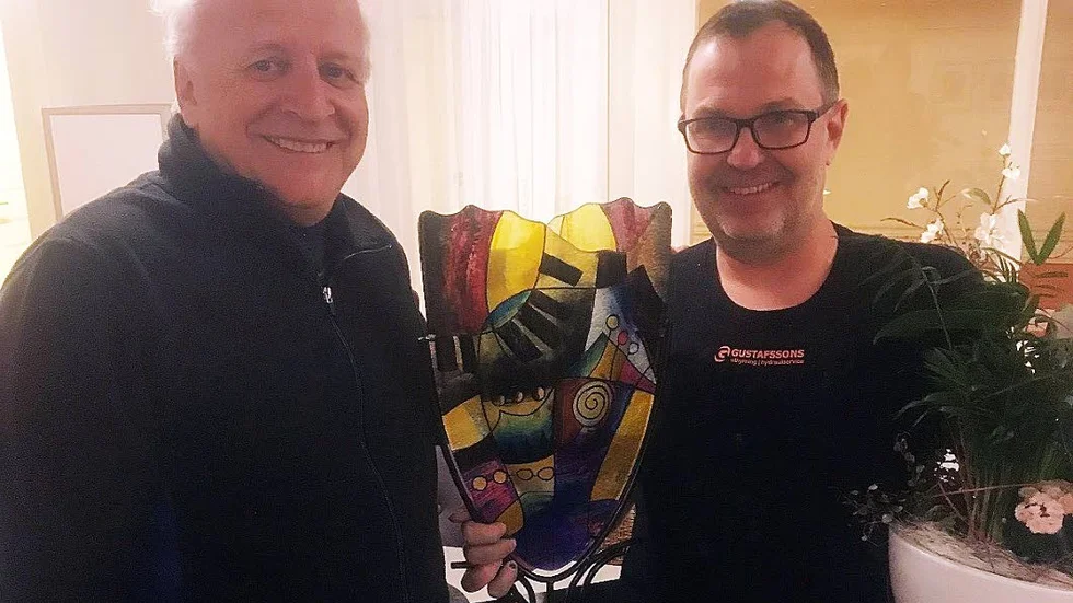 Micael Glennfalk, vd på Björkbacken, uppvaktade mångårige medarbetaren Niklas Oskarsson.