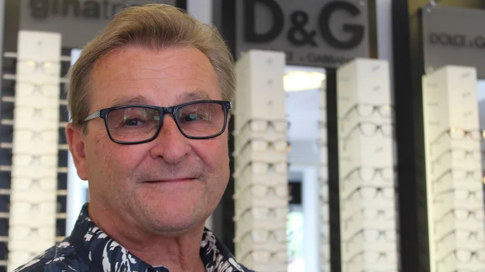 Tomas Stahre går i pension och lämnar över sin optikerbutik i Åtvidaberg.
