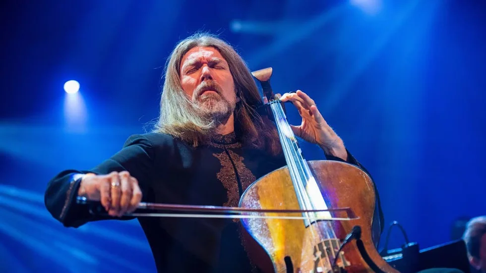 Svante Henryson är deltidsboende i Burgsvik men har hela världen som arbetsfält. Han har turnerat med Yngwie Malmsteen och Elvis Costello. På Jazzklubbens premiärkväll spelar han med Gunnel J Mauritzson och Gotland Big Band.