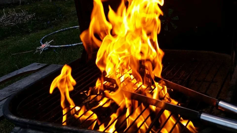 Trädgårdsgrillen som har stått kall under sommaren är nu okej att använda. Men ha grillen under uppsikt tills den slocknat. Och var beredd med släckutrustning.
